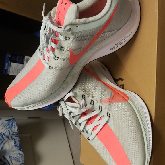 Nike Athletic Shoes in Gray and Athletic Shoes in Gray and Pink  9.5M Or 11W - Picture 3 of 7